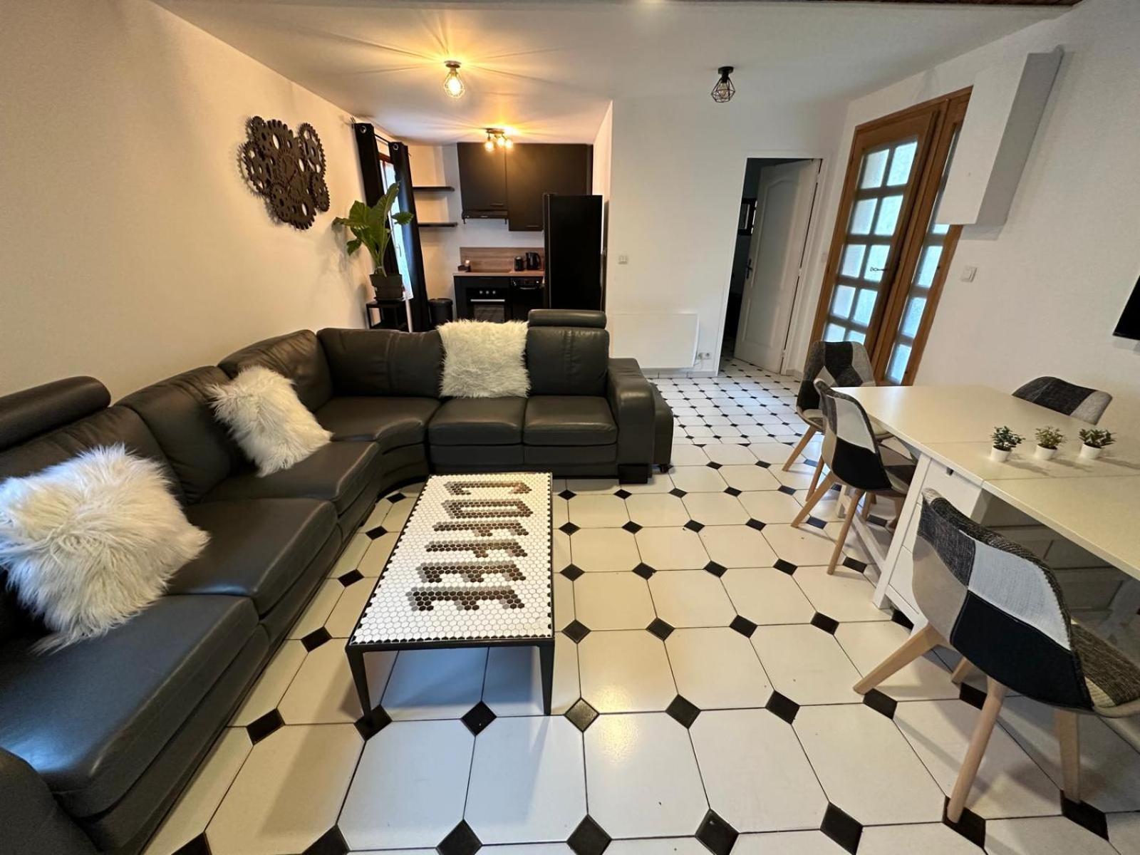 Agreable Appartement Dans Une Maison Saint-Denis  Buitenkant foto