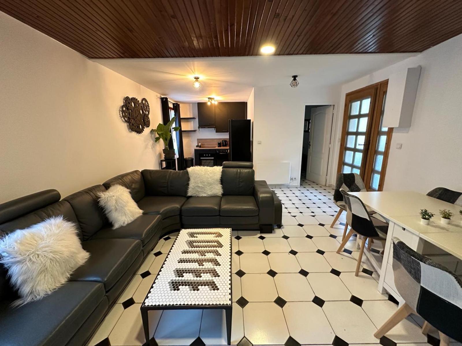 Agreable Appartement Dans Une Maison Saint-Denis  Buitenkant foto